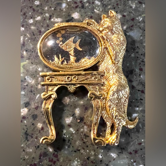 Vintage 1928 Jewelry Gold Tone Cat and Fishbowl Brooch / Pin - Picture 1 of 7